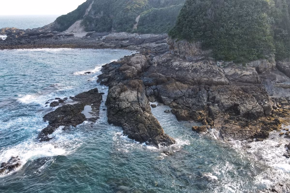 On the right of Ba Chau beach lies a rocky beach with diverse stones of strange shapes.