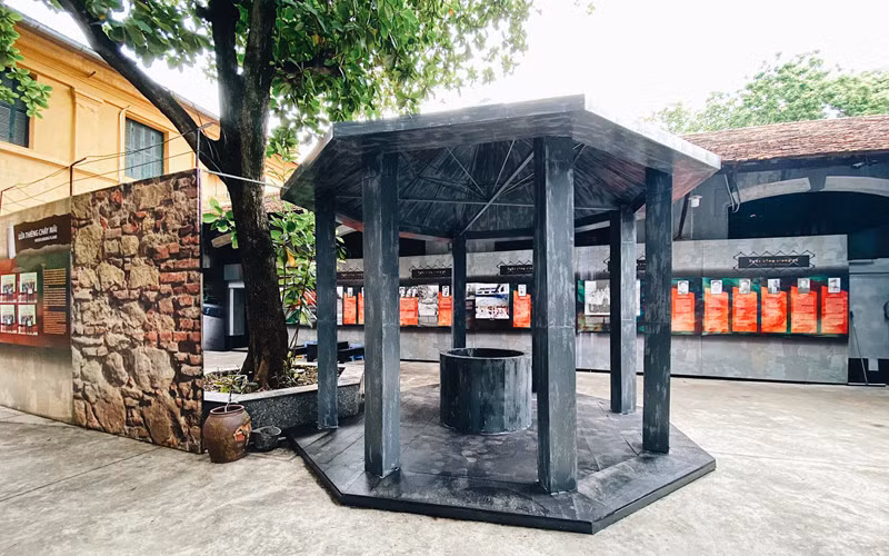 The model of octagonal bath area inside HOa Lo Prison. (Photo: Fanpage of Hoa Lo Prison)