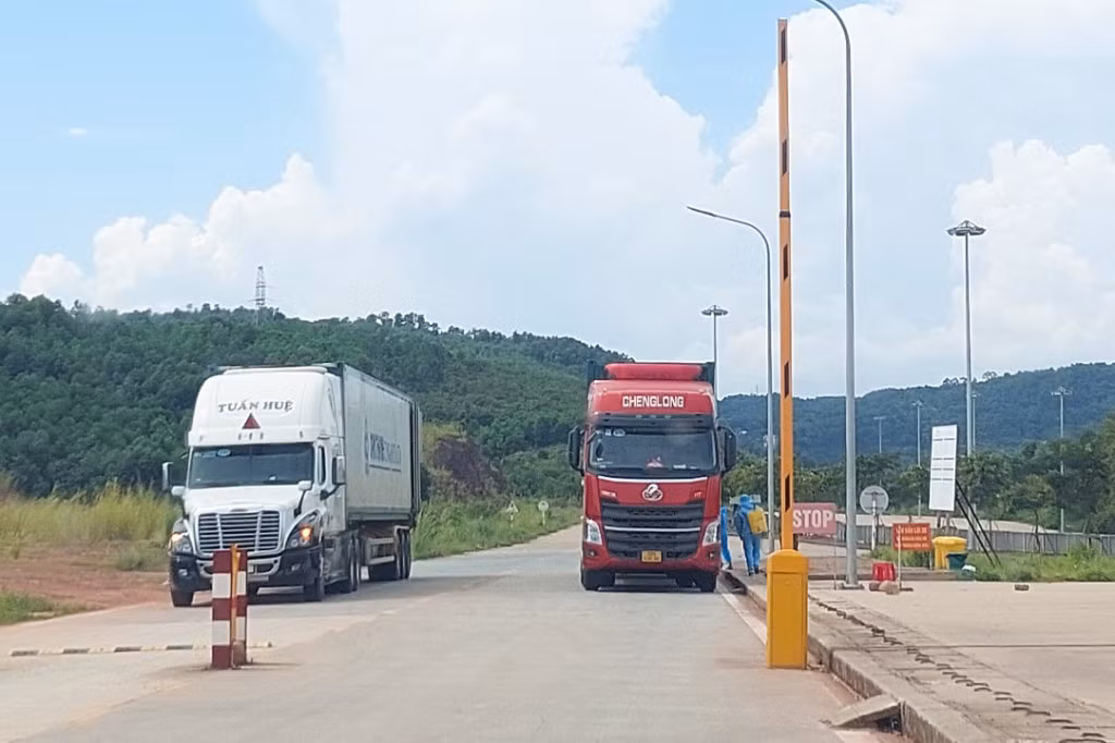 Trucks of goods are exported to the open trail of Km3 + 4 Hai Yen temporary buoy bridge.