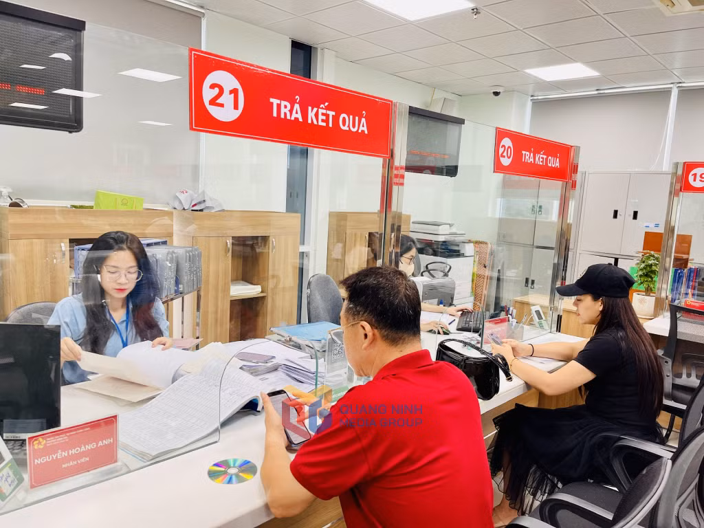 Local residents are carrying out administrative procedures at the Hong Gai Public Administration Service Center.