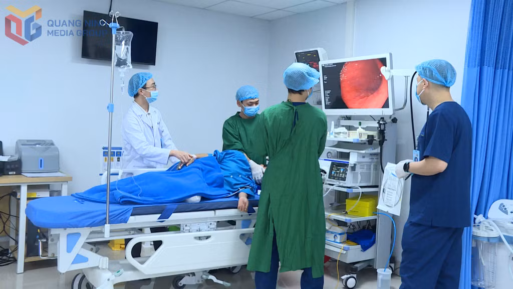 Doctors at Hanoi - Quang Ninh International General Hospital perform gastrointestinal endoscopy for a patient.
