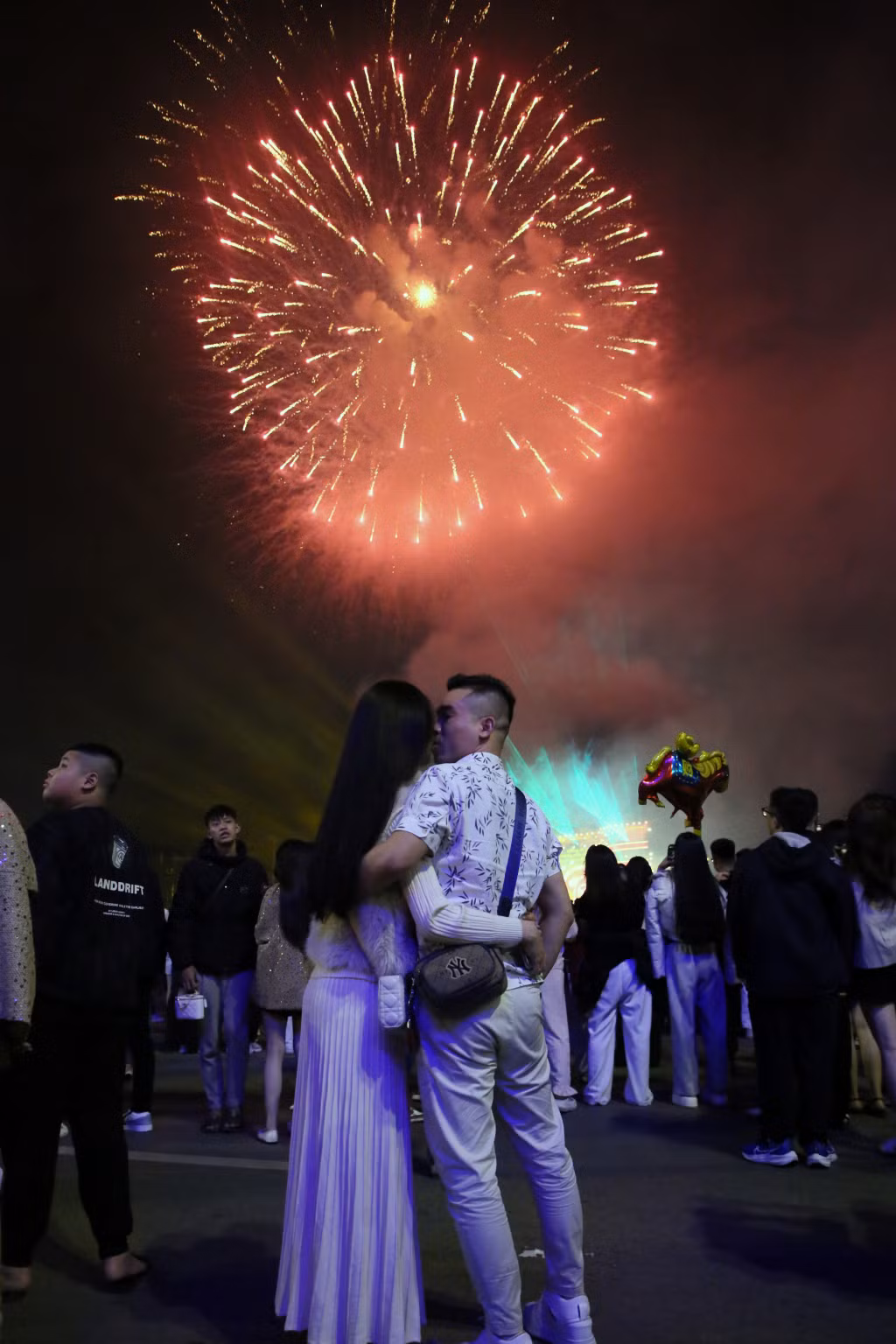 At the sacred New Year’s Eve moment, families gathered together in joy, capturing beautiful memories as they welcomed the New Year.