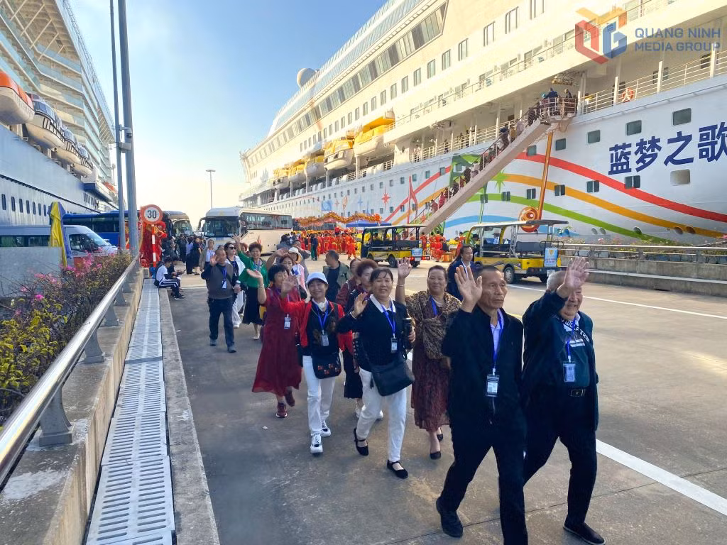 Cruise visitors from Beihai City head to Ha Long Bay to explore the UNESCO World Heritage site.