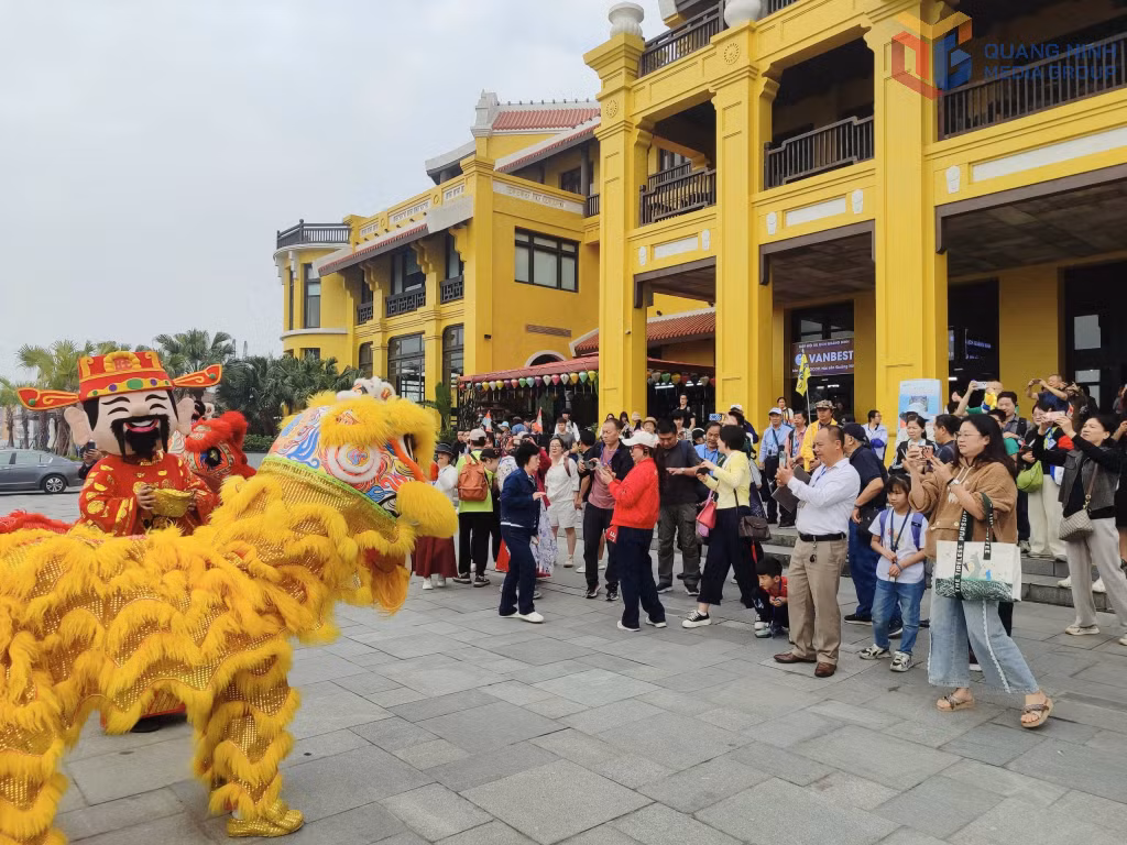 Visitors take commemorative photos at Ha Long International Cruise Port.