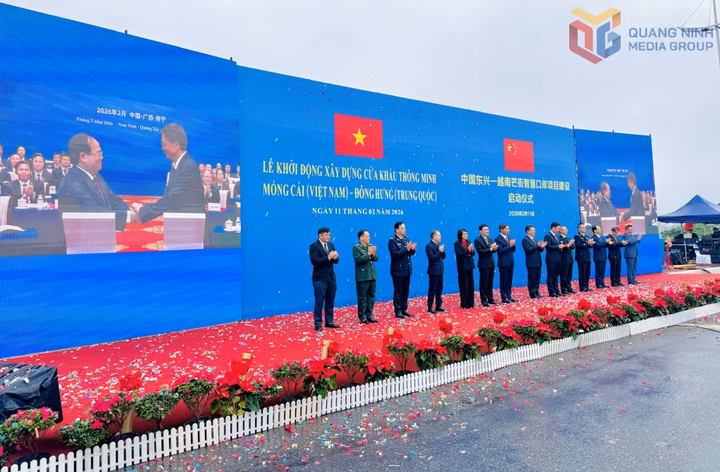Delegates perform the launch ceremony at the demarcation line on Bac Luan II Bridge.
