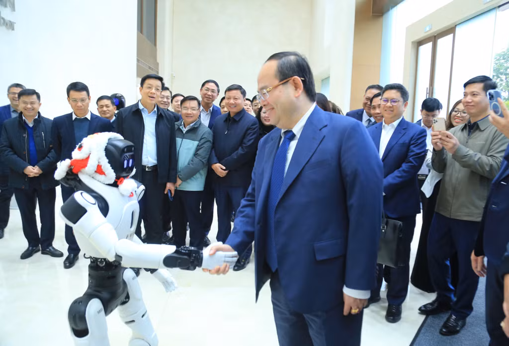Comrade Secretary of the Provincial Party Committee and the working delegation visit the China–ASEAN Information Harbor Group.