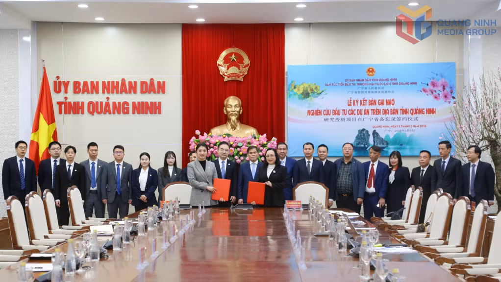 Representatives of Quang Ninh's Investment, Trade and Tourism Promotion Agency and China Pacific Construction Group Co., Ltd. exchange the MOU cooperation in investment study of projects in the province