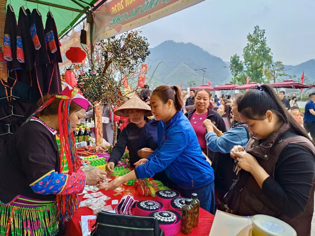The vibrant market attracts large numbers of visitors eager to explore and experience local culture.
