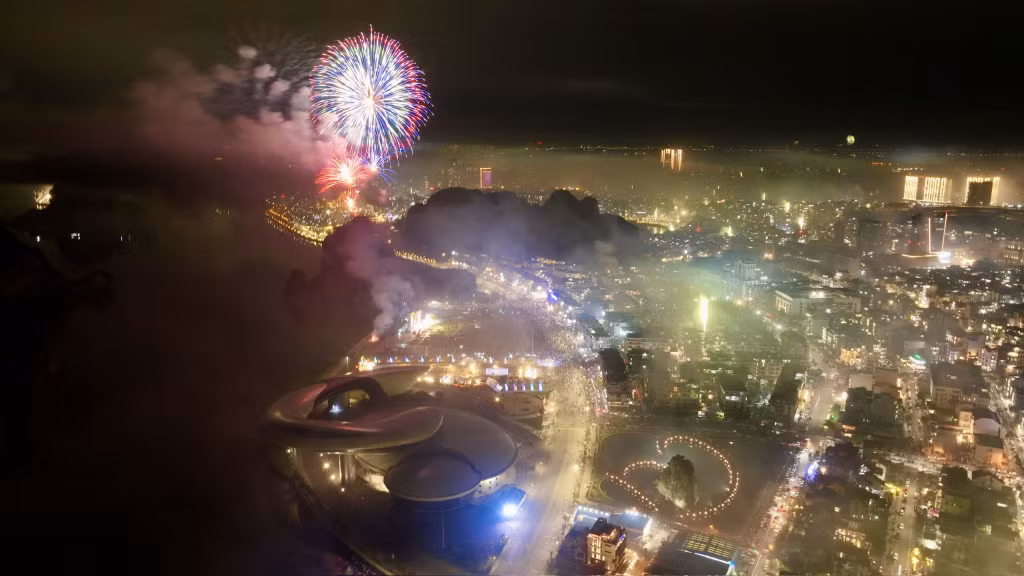 Brilliant fireworks welcome a peaceful and happy New Year ảnh 1