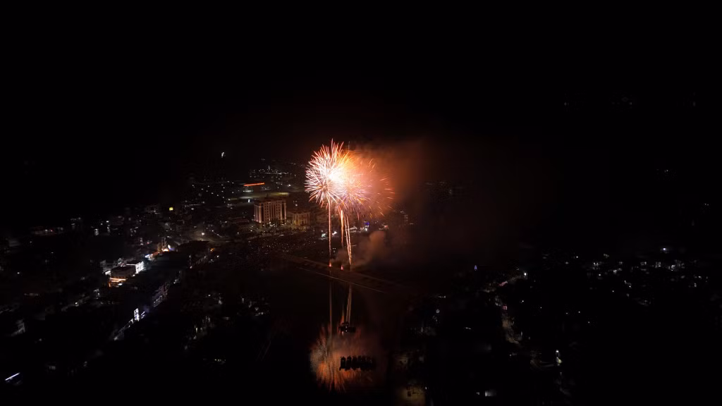 Fireworks also illuminated the sky over the Tien Yen River in Tien Yen Commune.