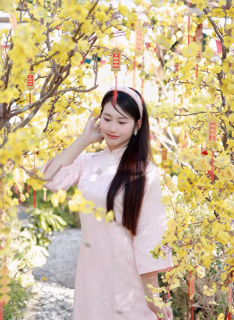 A vibrant Lunar New Year–themed space at Yen Forest Café (Quang Yen Ward) attracts many young visitors for sightseeing and check-ins. Photo: Yen Forest – Quang Yen Fanpage.