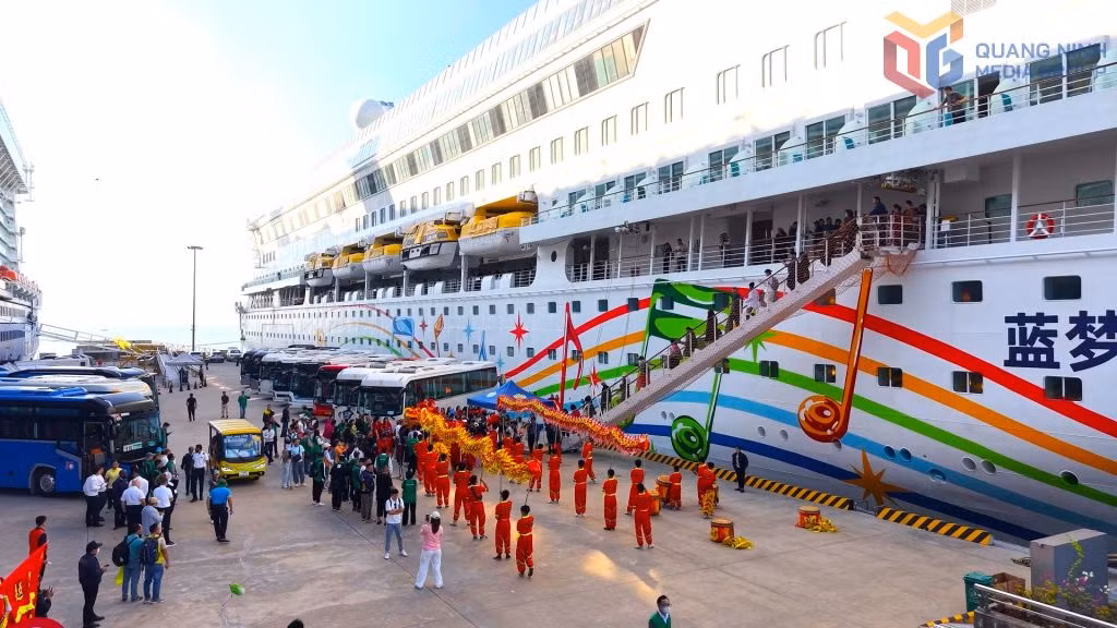 The Blue Dream Melody cruise ship from Beihai, Guangxi (China) arrives at Ha Long International Cruise Port in November 2025.