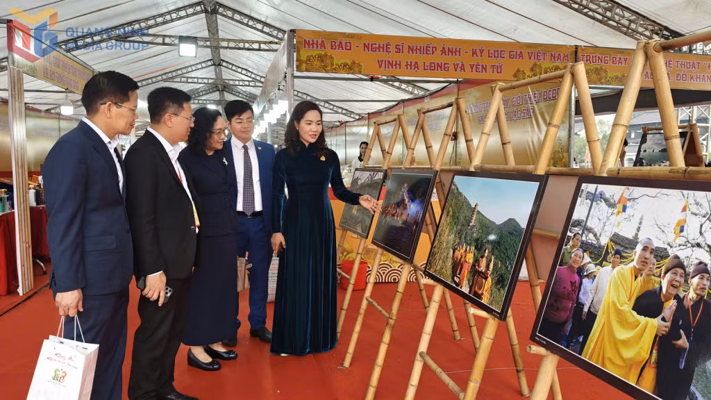 Delegates visit the exhibition area on Truc Lam Zen Buddhism of Yen Tu.