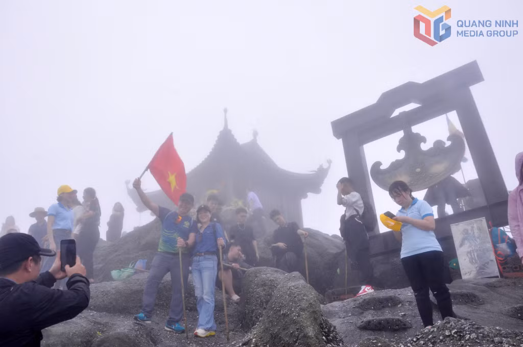 Dong (Bronze) Pagoda is tourists' favorite destination on their pilgrim to Yen Tu