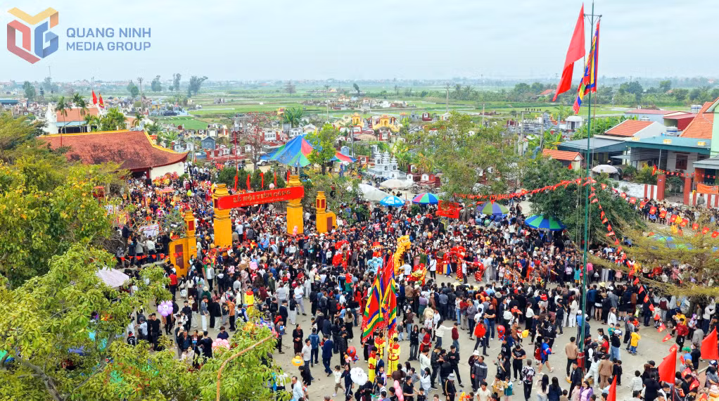 Large crowds of residents and visitors attend the festival.