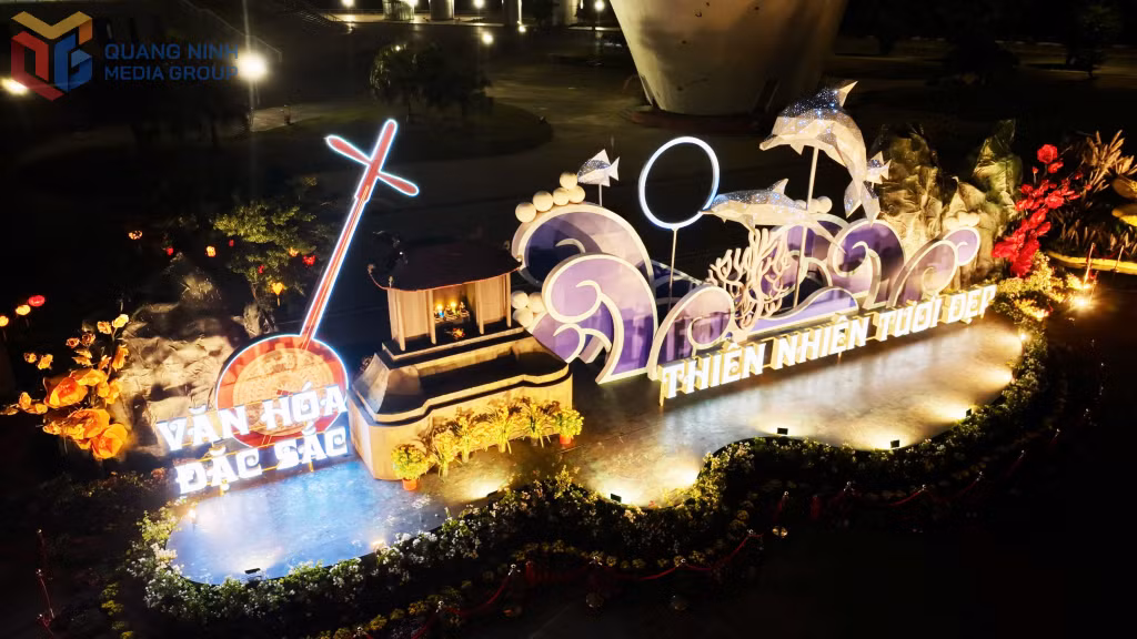 The artistic space seamlessly blends vibrant spring blossoms with state-of-the-art lighting technology. The immersive displays vividly convey Quang Ninh’s core values: breathtaking nature, distinctive cultural identity, a civilized society, transparent governance, a dynamic economy and happy people.