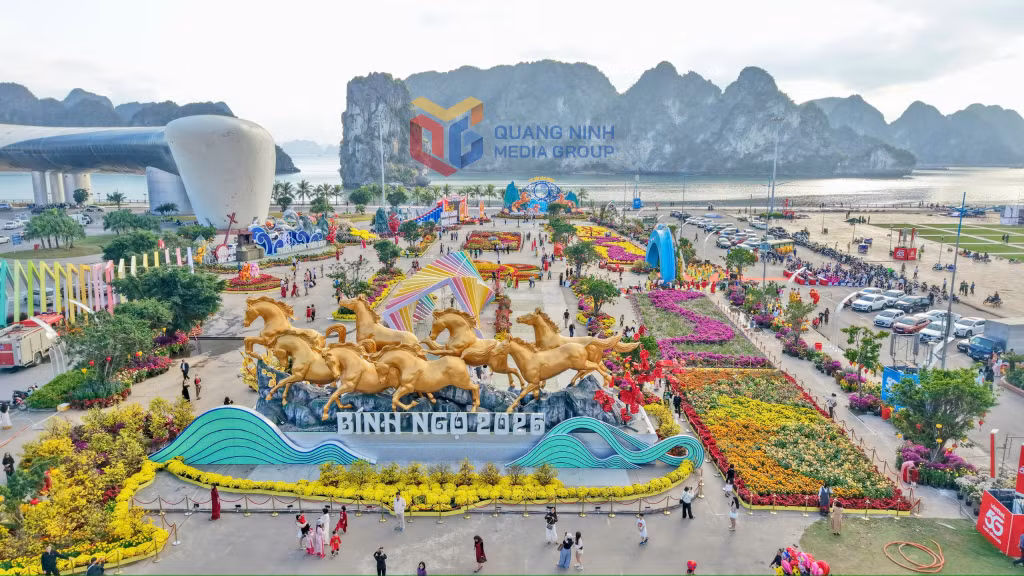 A dazzling scene of the Floral Boulevard and Light Technology Space along the Ha Long Bay World Natural Heritage site.