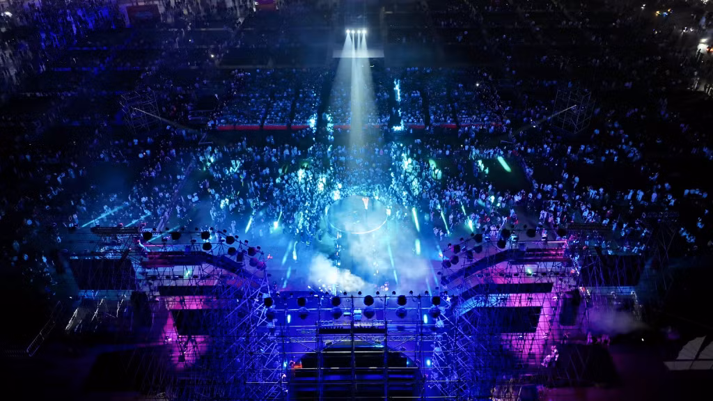 The art program at the Oct. 30 Square was one of three live broadcast venues under the theme “Knocking on Spring 2026 – A happy Spring,” organized by Quang Ninh Media Group (QMG), drawing tens of thousands of spectators to celebrate the Lunar New Year.