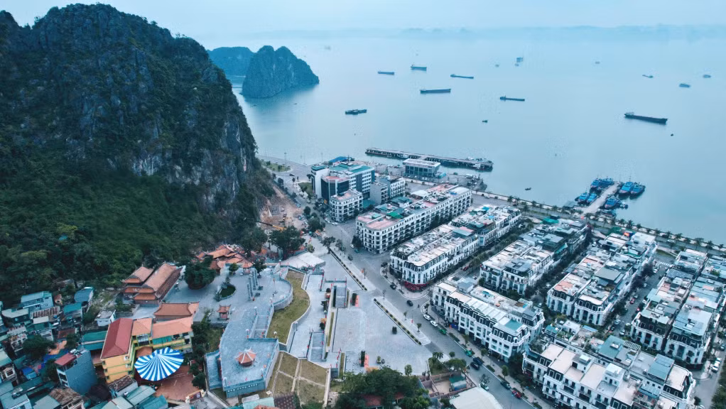 The expansion, restoration and embellishment of the Duc Ong Tran Quoc Nghien Temple and the Bai Tho Mountain Cultural Area have significantly enhanced the value of this national historical and scenic site located at the foot of historic Bai Tho Mountain.
