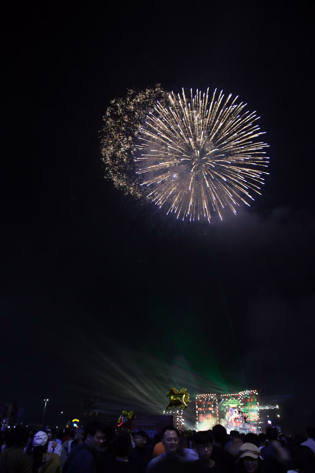 A high-altitude fireworks show in Ha Long Ward began right after a special art program celebrating the Party and the Spring Year of the Horse at the Oct. 30 Square concluded.