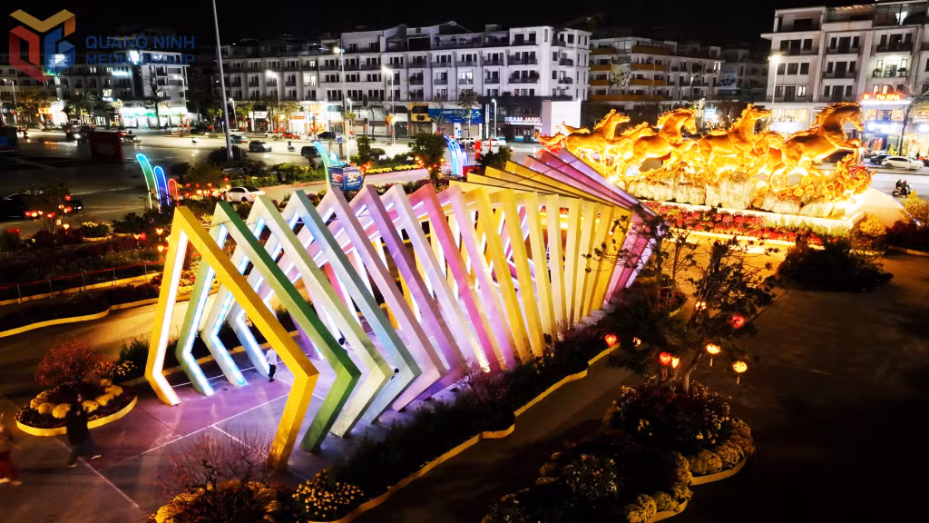 The light pathway is an impressive check-in highlight at the Floral Boulevard.