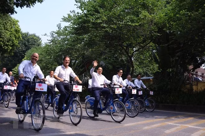 Prime Minister Pham Minh Chinh and Dutch Prime Minister Mark Rutte explored several streets in the capital city of Hanoi by bicycle. (Photo: Van Diep/VNA)