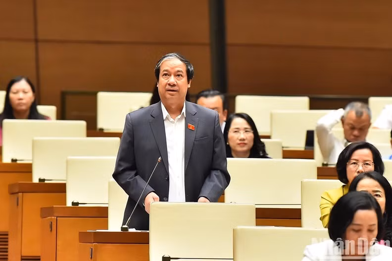 The Minister of Education and Training speaks at the session.