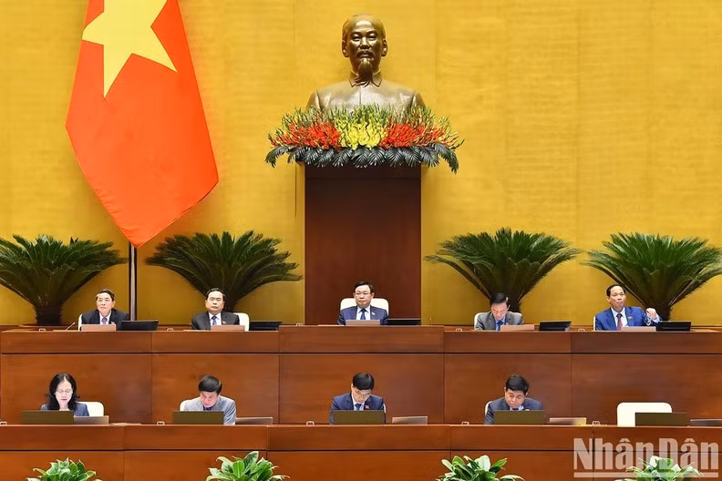 National Assembly Chairman Vuong Dinh Hue and National Assembly Vice Chairmen.
