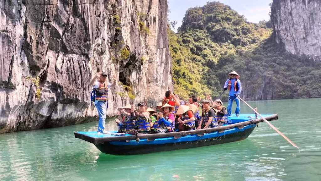 Foreign tourists find it amazing to visit Ha Long Bay.