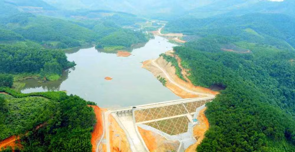 Na Mo Lake is located in the middle of the green space of the mountains.