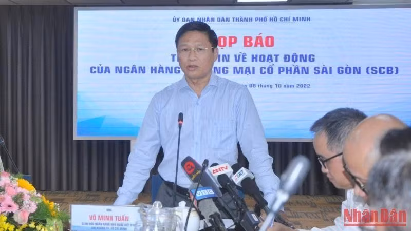 Director of the State Bank of Vietnam, Ho Chi Minh City Branch, Vo Minh Tuan speaking at the meeting. (Photo: NDO)