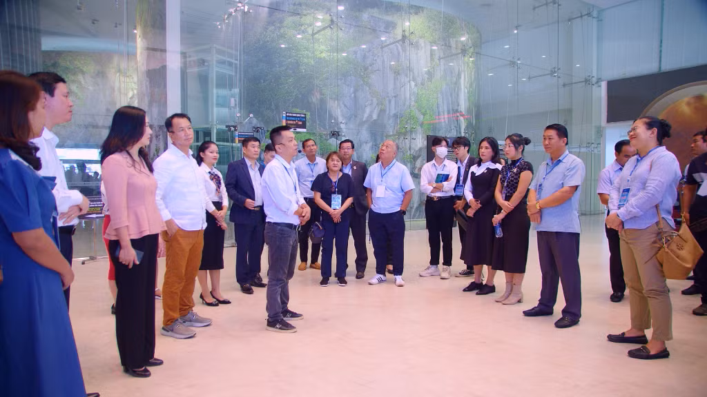 EATOF delegates visit Quang Ninh Museum.