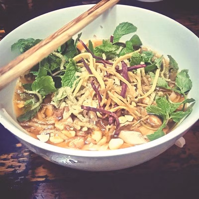 Instead of soup (or broth), 'con sui' is served with sauce, just enough to make the noodle strands shiny and soaked in spices and toppings. (Photo: hoahoctro.com)