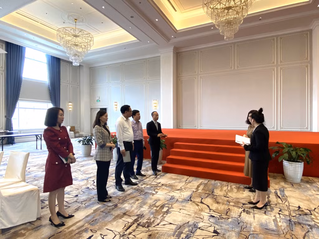 Lãnh đạo Sở Du lịch và các sở, ngành liên quan kiểm tra công tác chuẩn bị tại khách sạn Hoàng Gia Hạ Long.