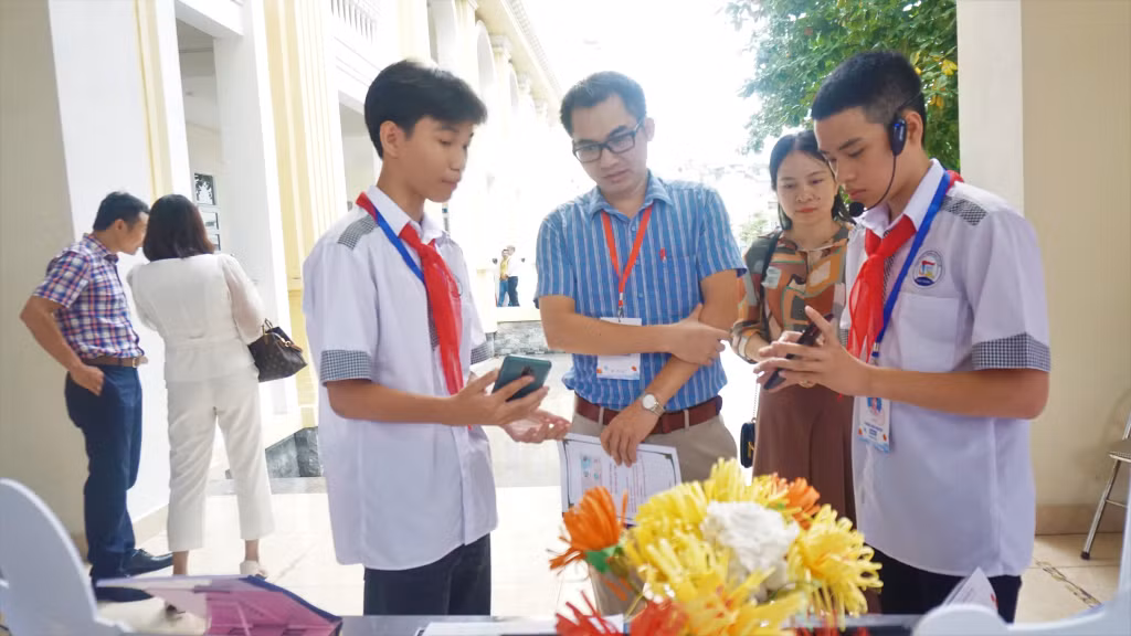 Students from Mao Khe I Secondary School (Dong Trieu Town, Quang Ninh) presented to the examiner about their software "The Deaf people".