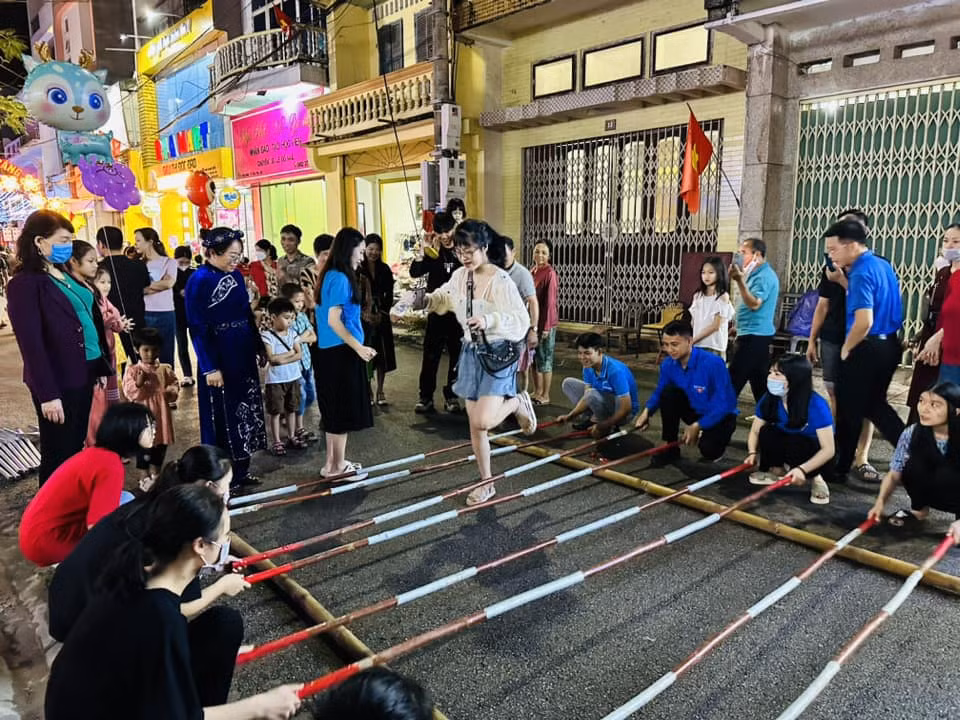 Attractive Tien Yen pedestrian street ảnh 3 Các trò chơi dân tộc thu hút đông đảo du khách người dân tham gia trên phố đi bộ Tiên Yên