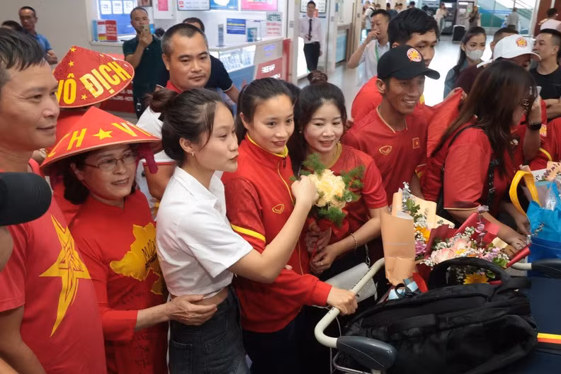 Fans take selfies with Hoang Thi Loan.