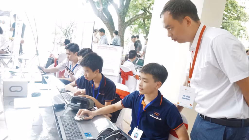 A candidate is explaining his idea to an examiner.