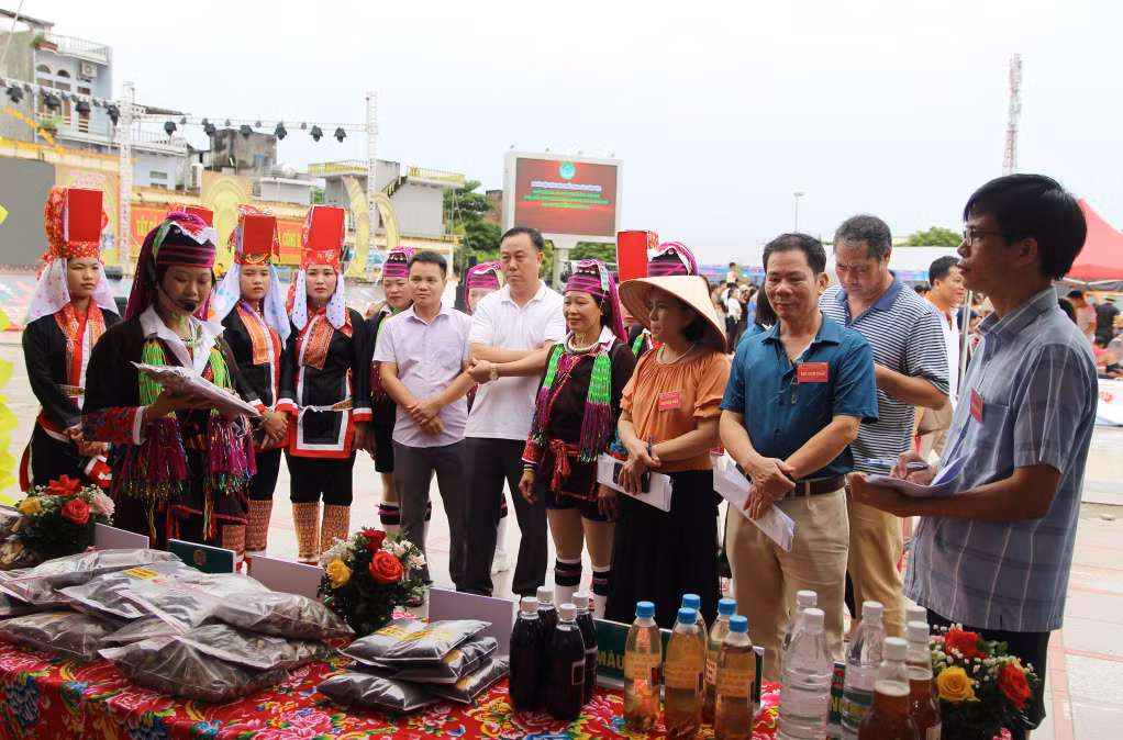 A trade fair was held within the festival.