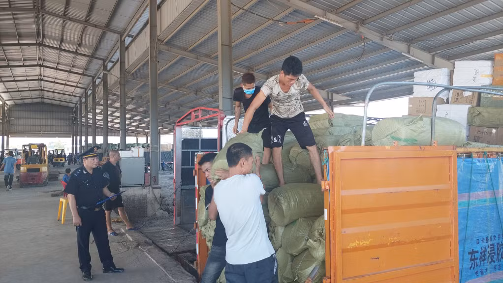 Bốc xếp hàng hóa tại Bãi kiểm hóa Cầu Bắc Luân 2