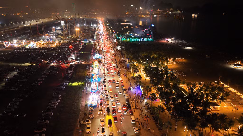 Tourist attractions in Bai Chay Ward remain lively at night with busy streets.