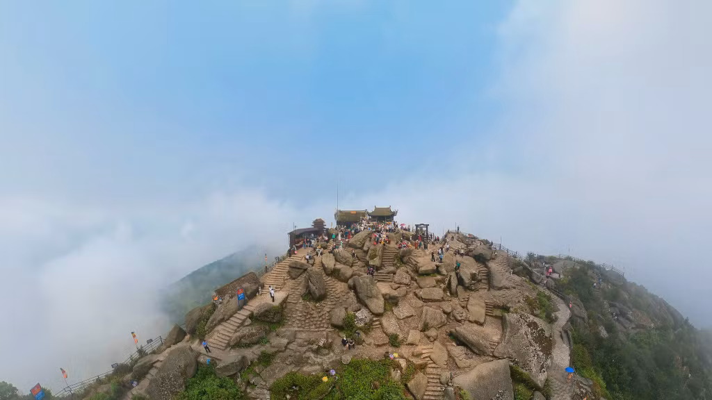 Even during summer days, Dong Pagoda situated at the highest point of Yen Tu Mountain is frequently shrouded in a sea of clouds.