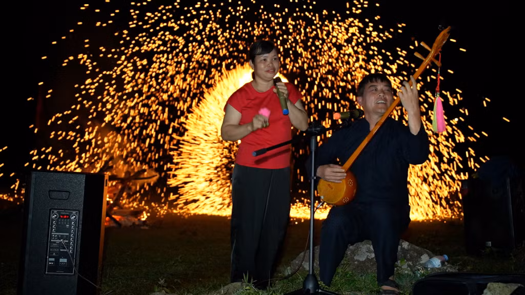 A campfire exchange featuring "then" singing and "tinh" lute performances takes place on Cao Xiem Mountain.