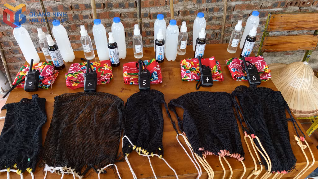Forest trekking gear helps visitors experience the journey like authentic Dao locals, with an upgraded version designed for tourists.