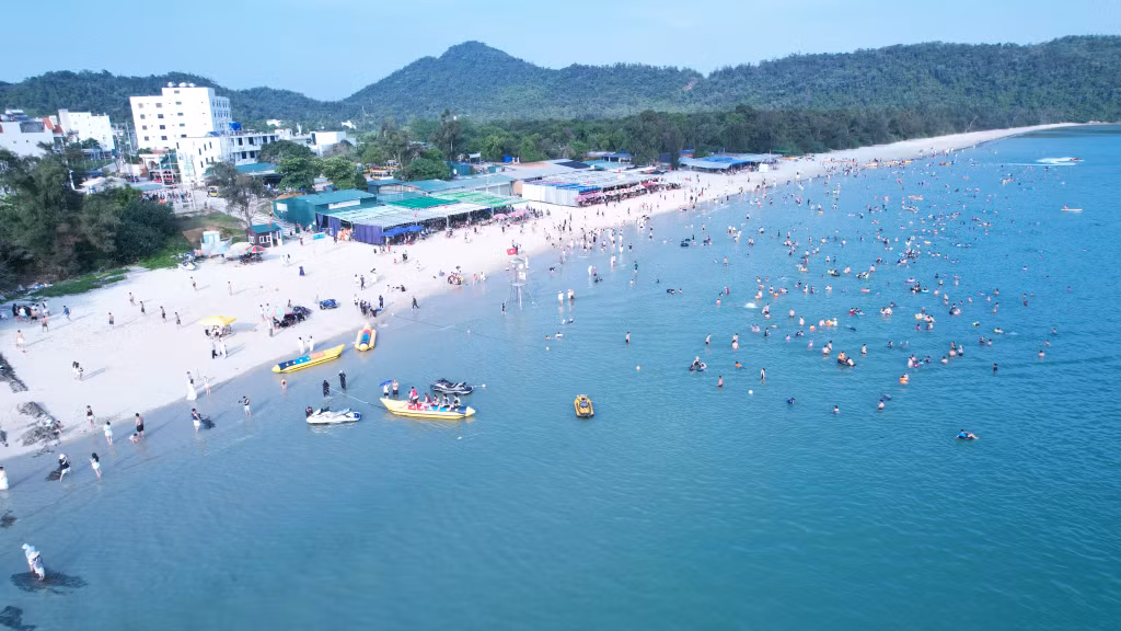 Co To Beach, with its long white sandy shore and crystal-clear water, remains a favorite destination for visitors.