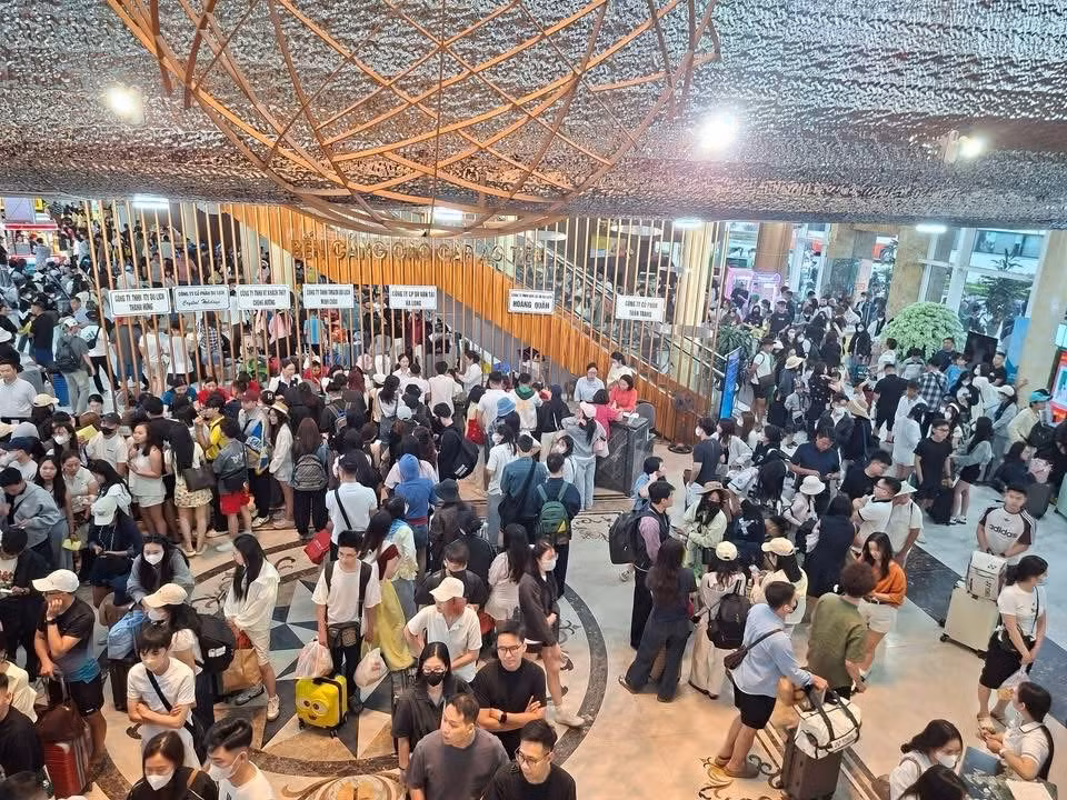 The waiting area at Ao Tien Cruise Terminal is crowded with visitors during peak hours. Visitors traveling via the terminal head to Co To–Van Don island routes for sightseeing and leisure.