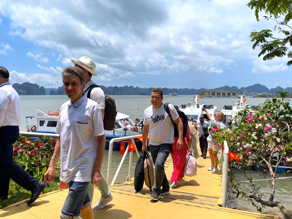 Russian visitors enjoy their trip to Quang Ninh.
