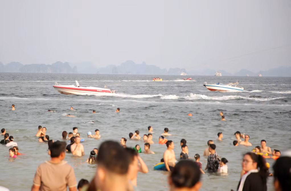 In addition to swimming, visitors also enjoy various water-based recreational activities.
