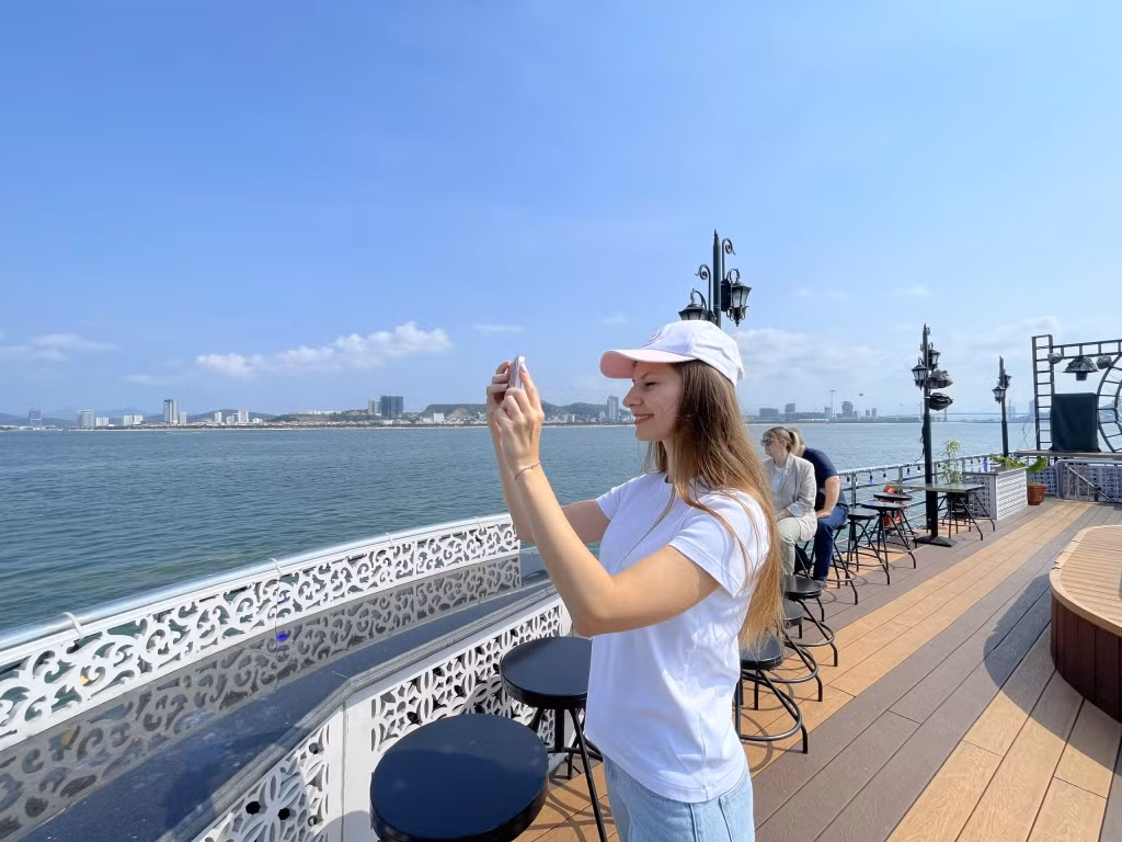 …and capture memorable moments during their journey around Ha Long Bay.