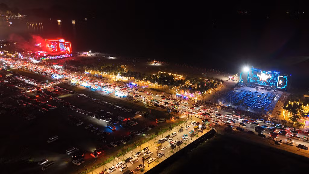 Vibrant music, dazzling lights, unique cuisine and a colorful festive atmosphere in Quang Ninh provide visitors with memorable experiences during the April 30 - May 1 holiday and the 2026 summer tourism season.